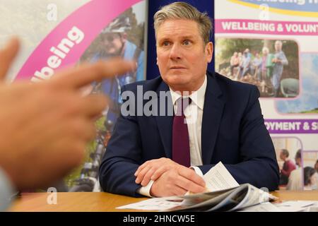 Il leader del lavoro Keir Starmer in un hub della comunità durante una visita a Erdington a Birmingham per sostenere il candidato laburista per le elezioni Paulette Hamilton e parlare del pilastro rispetto del suo contratto con il popolo britannico. Data foto: Mercoledì 16 febbraio 2022. Foto Stock