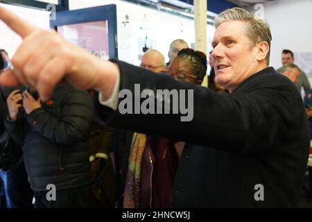 Il leader del lavoro Keir Starmer nell'ufficio della campagna durante una visita a Erdington a Birmingham per sostenere il candidato laburista per le elezioni Paulette Hamilton e parlare del pilastro rispetto del suo contratto con il popolo britannico. Data foto: Mercoledì 16 febbraio 2022. Foto Stock