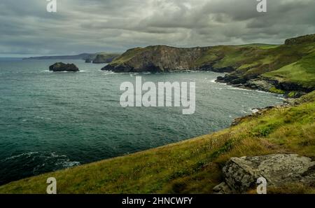 La costa selvaggia e frastagliata della Cornovaglia guardando a nord dal promontorio di Barras Nose vicino a Tintagel Foto Stock