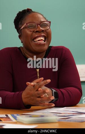 Erdington, candidato per le elezioni di manodopera, Paulette Hamilton, in un hub comunitario a Birmingham, durante una visita con il leader laburista Keir Starmer. Data foto: Mercoledì 16 febbraio 2022. Foto Stock