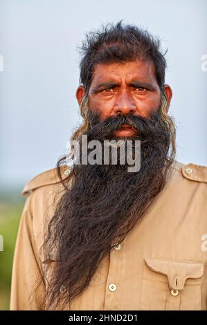 India Rajasthan. Ritratto di un uomo barbuto a Khimsar Foto Stock