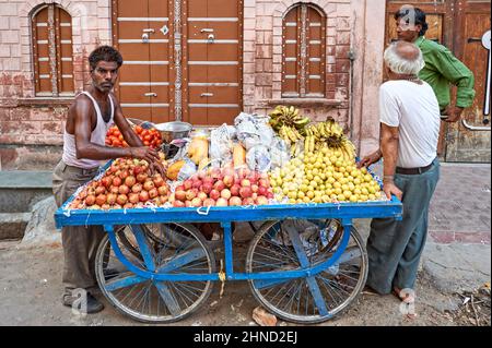 India Rajasthan. Frutta e verdura stalla per le strade di Bikaner Foto Stock