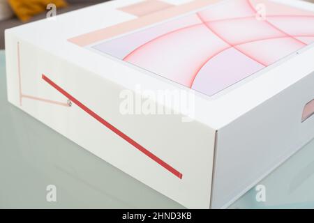 Bologna, Italia: 14 febbraio 2022.Unboxing il nuovo computer portatile Apple rosa iMac M1 ,2021 appena fuori dalla confezione. Nuovo notebook in confezione Apple sul tavolo Foto Stock