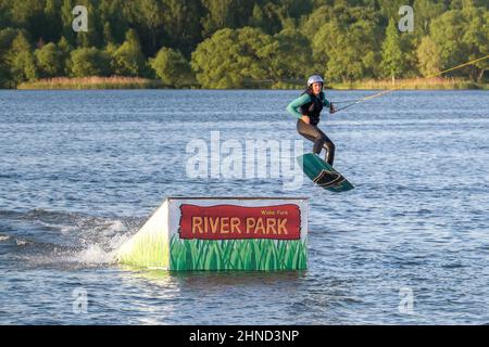 wakeboarding sull'acqua, intrattenimento in una giornata nel parco sull'acqua, salto d'acqua Foto Stock