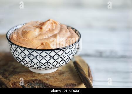 Salsa di yum giapponese americana fatta con mayo, zucchero, paprika, ketchup, aceto di riso, burro, cipolla in polvere, aglio in polvere e mirina. Messa a fuoco selettiva Foto Stock