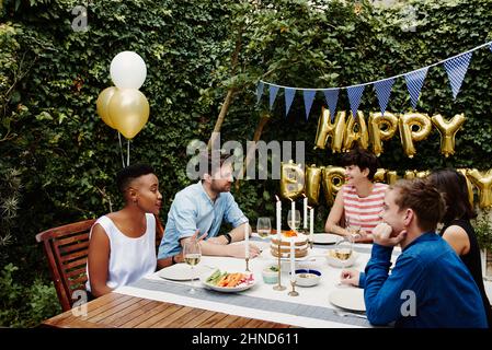 Festeggiamenti con gli amici Foto Stock