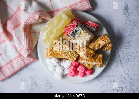 Dessert cinesi, snack mix di noci caramelle dolci zucchero a fette noci sesamo semi fagioli rivestiti grani puffed riso candito melone invernale, tailandese e cinese Foto Stock