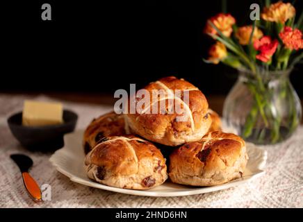 Ciambelle Hot Cross, ciambelle dolci e speziate tradizionalmente consumate il Venerdì Santo Foto Stock