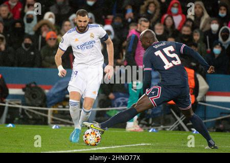 Karim Benzema di Real Madrid e Danilo Pereira di PSG durante il round della UEFA Champions League del 16, tappa 1 del 2 Paris Saint-Germain (PSG) contro Real Madrid allo stadio Parc des Princes il 15 febbraio 2022 a Parigi, Francia. Foto di Lionel Urman/ABACAPRESS.COM Foto Stock