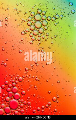 Irlanda, Contea di Sligo, Carney, bolle su sfondo colorato prodotto mescolando olio vegetale da cucina con acqua e fotografando i risultati con Foto Stock