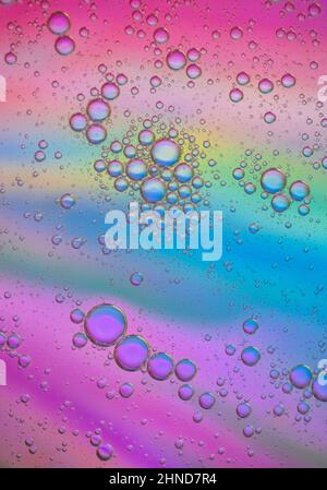 Irlanda, Contea di Sligo, Carney, bolle su sfondo colorato prodotto mescolando olio vegetale da cucina con acqua e fotografando i risultati con Foto Stock