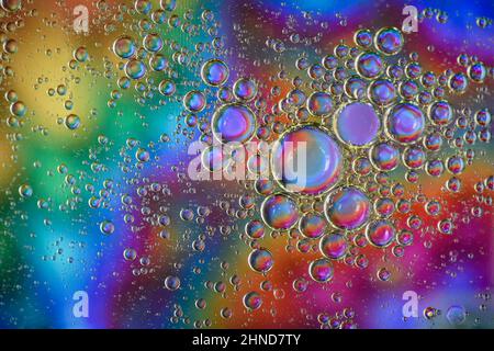 Irlanda, Contea di Sligo, Carney, bolle su sfondo colorato prodotto mescolando olio vegetale da cucina con acqua e fotografando i risultati con Foto Stock