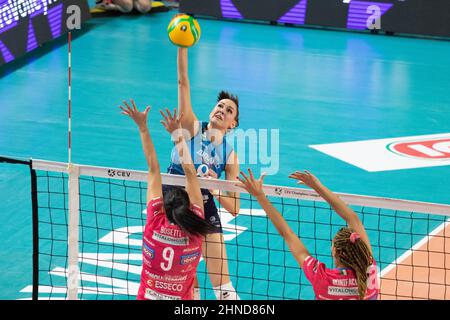 Novara, Italia. 15th Feb 2022. Dinamo Mosca durante Igor Gorgonzola Novara vs Dinamo Mosca, CEV Champions League Women volley match in Novara, Italia, Febbraio 15 2022 Credit: Independent Photo Agency/Alamy Live News Foto Stock