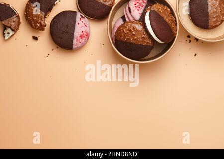 Dessert Whoopie torta in scatole su sfondo beige Foto Stock