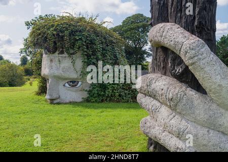 Irlanda, Contea di Westmeath, Moate, Dun na si Heritage Park, il dio mitologico Lugh stringe la sua famosa lancia. Foto Stock