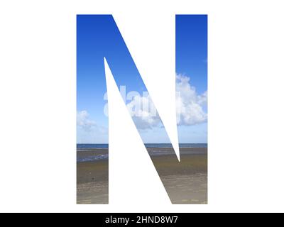 Lettera N dell'alfabeto fatto con spiaggia, mare e cielo blu, mare del nord, Paesi Bassi, isolato su sfondo bianco Foto Stock