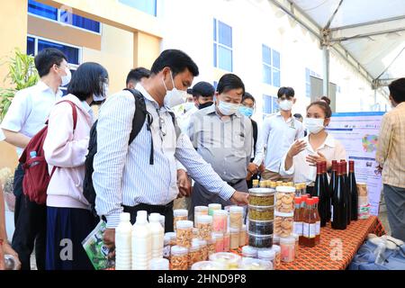 (220216) -- PHNOM PENH, 16 febbraio 2022 (Xinhua) -- la gente visita un mercato agricolo e fiera dell'innovazione alla Royal University of Agriculture in Phnom Penh, Cambogia il 15 febbraio 2022. Mercoledì il Ministero dell'Agricoltura, della silvicoltura e della pesca della Cambogia e l'Organizzazione delle Nazioni Unite per l'alimentazione e l'agricoltura (FAO) hanno dichiarato che le innovazioni agricole sono fondamentali per l'intensificazione della produzione sostenibile e l'aumento del reddito degli agricoltori. Foto Stock