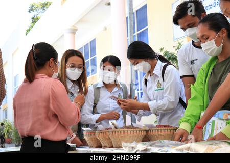 (220216) -- PHNOM PENH, 16 febbraio 2022 (Xinhua) -- la gente visita un mercato agricolo e fiera dell'innovazione alla Royal University of Agriculture in Phnom Penh, Cambogia il 15 febbraio 2022. Mercoledì il Ministero dell'Agricoltura, della silvicoltura e della pesca della Cambogia e l'Organizzazione delle Nazioni Unite per l'alimentazione e l'agricoltura (FAO) hanno dichiarato che le innovazioni agricole sono fondamentali per l'intensificazione della produzione sostenibile e l'aumento del reddito degli agricoltori. Foto Stock