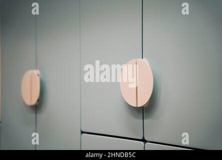 porte di un guardaroba blu alla moda con maniglie bianche, l'interno di una stanza per bambini. Foto Stock