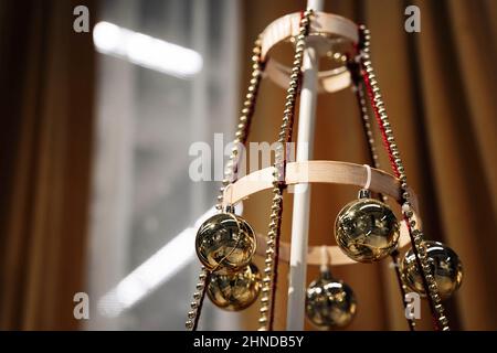 Il layout di un moderno albero concettuale di Natale decorato con palle lucenti, buon Natale e felice anno nuovo, palla decorativa di Natale appende su th Foto Stock