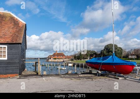 Bosham villaggio e porto, vista della graziosa attrazione turistica costiera a West Sussex, Inghilterra, Regno Unito in una giornata di sole nel mese di febbraio Foto Stock