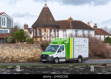 Waitrose consegna furgone che guida lungo la strada di marea Shore nel villaggio di Bosham consegna supermercati alimentari, West Sussex, Inghilterra, Regno Unito Foto Stock