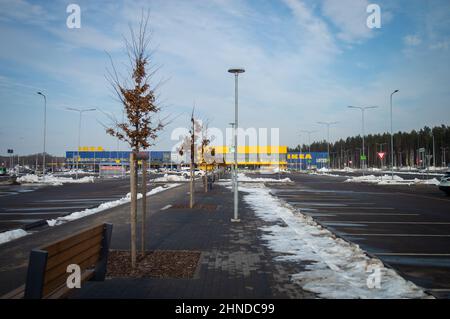 Riga, Lettonia, 15 febbraio 2022: Catena IKEA che vende un negozio di merci pronto per l'assemblaggio e il parcheggio di fronte ad esso Foto Stock