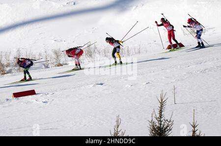 Zhangjiakou, la provincia cinese di Hebei. 16th Feb 2022. Gli atleti gareggiano durante il biathlon femminile 4x6km presso il National Biathlon Centre di Zhangjiakou, nella provincia di Hebei della Cina settentrionale, il 16 febbraio 2022. Credit: Zhan Yan/Xinhua/Alamy Live News Foto Stock