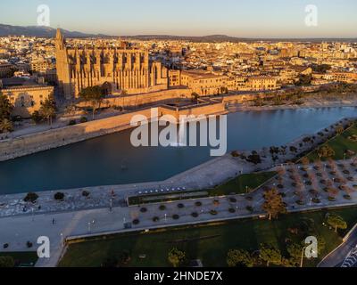 Palazzo reale di la Almudaina e Cattedrale di Palma, Maiorca, Isole Baleari, Spagna Foto Stock