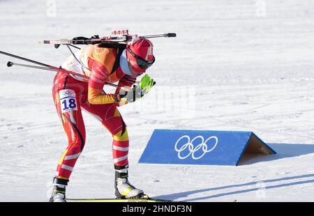 Zhangjiakou, la provincia cinese di Hebei. 16th Feb 2022. Ding Yuhuan della Cina compete durante il biathlon femminile 4x6km relay al National Biathlon Centre a Zhangjiakou, nella provincia di Hebei della Cina settentrionale, 16 febbraio 2022. Credit: Jiang Hongjing/Xinhua/Alamy Live News Foto Stock