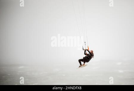 Garrylucas, Cork, Irlanda. 16th Febbraio, 2022. Con gli avvertimenti meteorologici in atto per l'imminente arrivo di Storm Dudley, un surfista del vento coglie l'opportunità di testare le sue abilità nelle condizioni difficili a Garrylucas, Co. Cork, Irlanda. - Credit; David Creedon / Alamy Live News Foto Stock