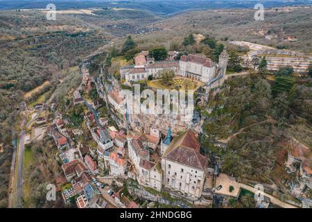 Vista aerea di un antico villaggio francese e il suo castello sulla scogliera, Rocamadour al tramonto Foto Stock