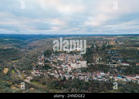 Vista aerea di un antico villaggio francese e il suo castello sulla scogliera, Rocamadour al tramonto Foto Stock