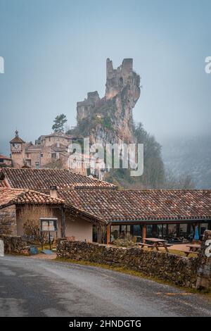 Antico borgo medievale francese e rovinato Penne Castello nella nebbia Foto Stock