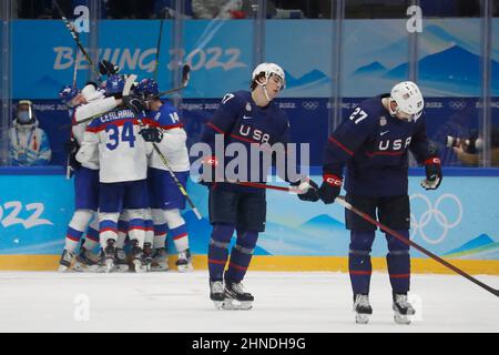 Pechino, Hebei, 16 febbraio 2022, Cina: Squadra USA Forward MATT KNIES Matt Knies (67) e squadra USA Forward NOAH CATES (27) sono abbattuti dopo che la Slovacchia ha segnato un obiettivo di legare la partita nel quarterfinale di hockey su ghiaccio maschile durante i Giochi Olimpici invernali di Pechino 2022 al National Indoor Stadium. La Slovacchia ha vinto le 3:2. (Credit Image: © David G. McIntyre/ZUMA Press Wire) Foto Stock