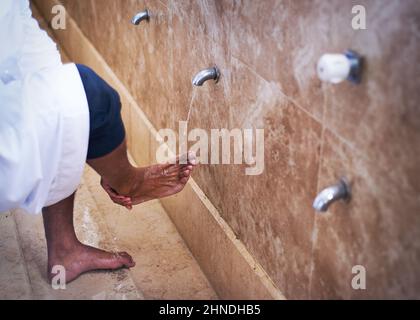 Un primo colpo di un giovane musulmano che pulisce i suoi piedi Foto Stock