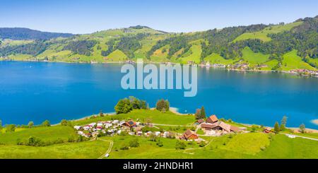 Agerisee è un lago di 7,2 km nel cantone Zug, creato da un ghiacciaio e nelle Alpi svizzere a 724 m sul livello del mare. M. menzogne. Svizzera Foto Stock