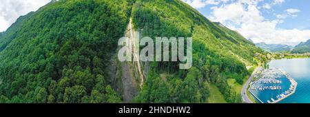 Cascata nelle montagne vicino al villaggio di Brunnen. Foresta nelle Alpi Svizzera. Foto Stock
