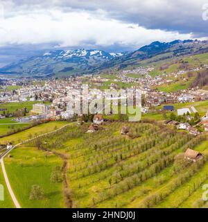 La città di Schwyz è la capitale del cantone di Schwyz in Svizzera. Foto Stock