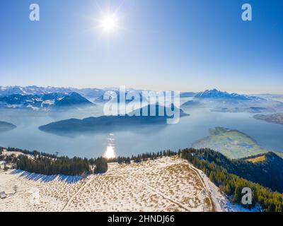 Vista panoramica aerea delle Alpi della catena montuosa di Rigi nella Svizzera centrale. Lago di Lucerna, Pilatus Peak. Foto Stock