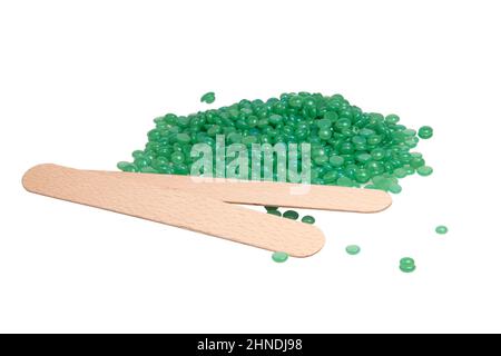 Granuli di cera verde per depilaion isolati su sfondo bianco Foto Stock