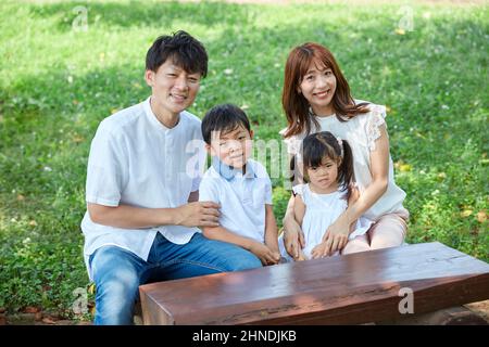 Famiglia giapponese che prende Una foto commemorativa Foto Stock