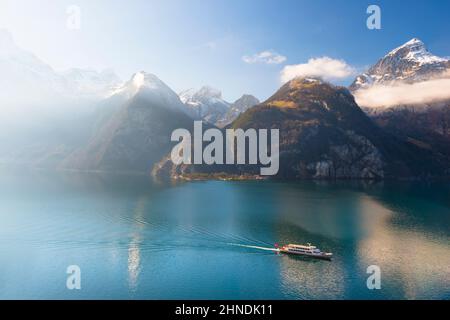 Grande giornata nelle Alpi svizzere. Sul lago viene vaporetto. Bagliore solare. Foto Stock
