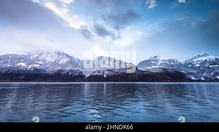 Nuvole che coprono le montagne. Vette innevate al tramonto. Svizzera. Alpi. Lago di Lucerna. Foto Stock