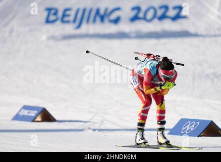 Zhangjiakou, la provincia cinese di Hebei. 16th Feb 2022. Chu Yuanmeng della Cina compete durante il biathlon femminile 4x6km relè al National Biathlon Centre in Zhangjiakou, la provincia di Hebei della Cina settentrionale, il 16 febbraio 2022. Credit: Jiang Hongjing/Xinhua/Alamy Live News Foto Stock