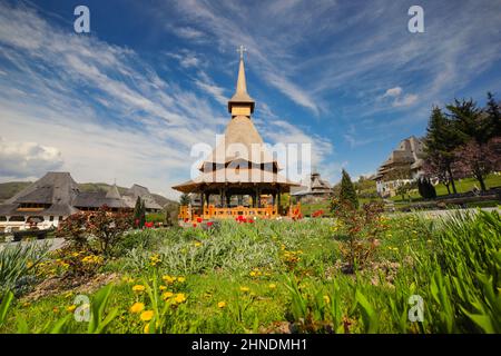 Vecchia chiesa in legno al Monastero di Barsana nella contea di Maramures, Romania Foto Stock