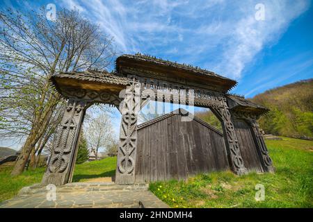 Tradizionale porta in legno scolpito al Monastero di Barsana, Maramures, Romania Foto Stock