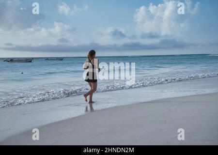 Giovane donna che corre sulla spiaggia dei Caraibi al mattino a Tulum, Messico Foto Stock