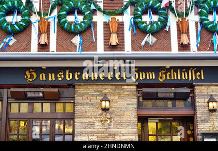 La birreria artigianale 'Zum Schlüssel' con decorazione 'Oktoberfest' nella popolare area turistica della città vecchia di Düsseldorf in Germania. Foto Stock