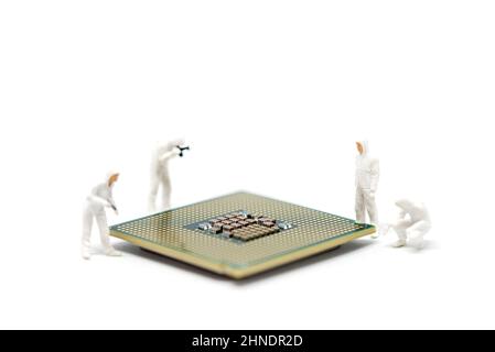 Riparazione dei lavoratori che ispezionano la CPU del computer Foto Stock